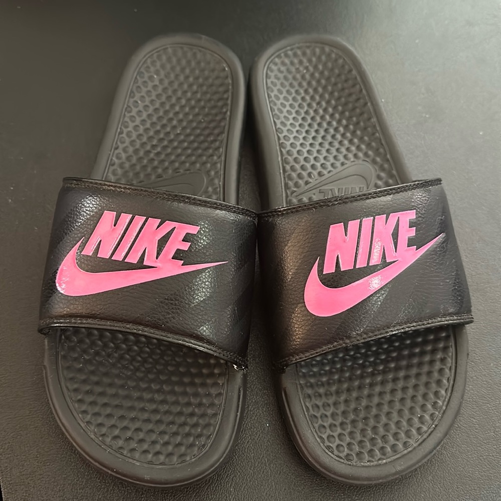 NIKE Size 10 Women’s Black and Pink Slides